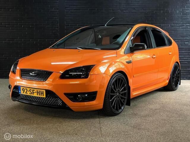 Oranje Gebruikt 2005 Ford Focus ST Hatchback | € 8.400 (Iets duurder) - Afbeelding 1/4