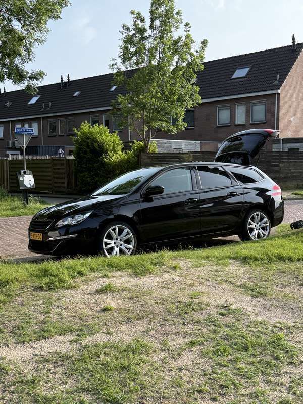 Zwart Gebruikt 2014 Peugeot 308 MPV | € 5.000 (Eerlijke prijs) - Afbeelding 1/4