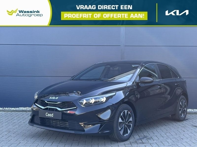 Aurora black pearl (zwart metallic) Nieuw 2025 Kia Ceed Stationwagen | € 29.620 (Goede deal) - Afbeelding 1/4