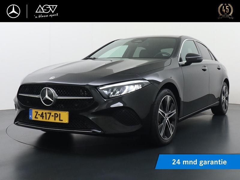 Zwart Gebruikt 2024 Mercedes A250 Luxury Sedan | € 39.440 (Iets duurder) - Afbeelding 1/4