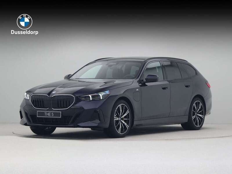 Zwart Nieuw 2025 BMW 530e M Sport Stationwagen | € 87.136 (Eerlijke prijs) - Afbeelding 1/4