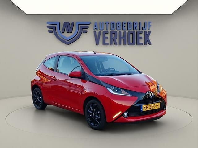 Rood Gebruikt 2016 Toyota Aygo X-play Hatchback | € 8.900 (Goede deal) - Afbeelding 1/4