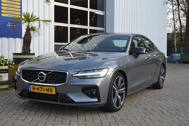 Grijs Gebruikt 2020 Volvo S60 R-Design Sedan | € 28.950 (Eerlijke prijs) - Afbeelding 1/4