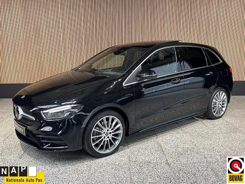 Zwart Gebruikt 2023 Mercedes B250e AMG line MPV | € 37.250 (Iets duurder) - Afbeelding 1/4