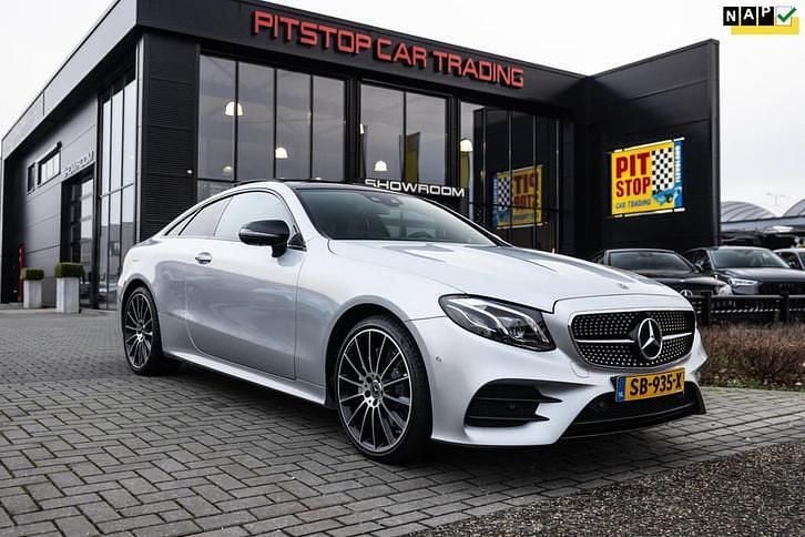 Grijs (metallic) Gebruikt 2018 Mercedes E200 AMG Coupé | € 31.950 (Eerlijke prijs) - Afbeelding 1/4