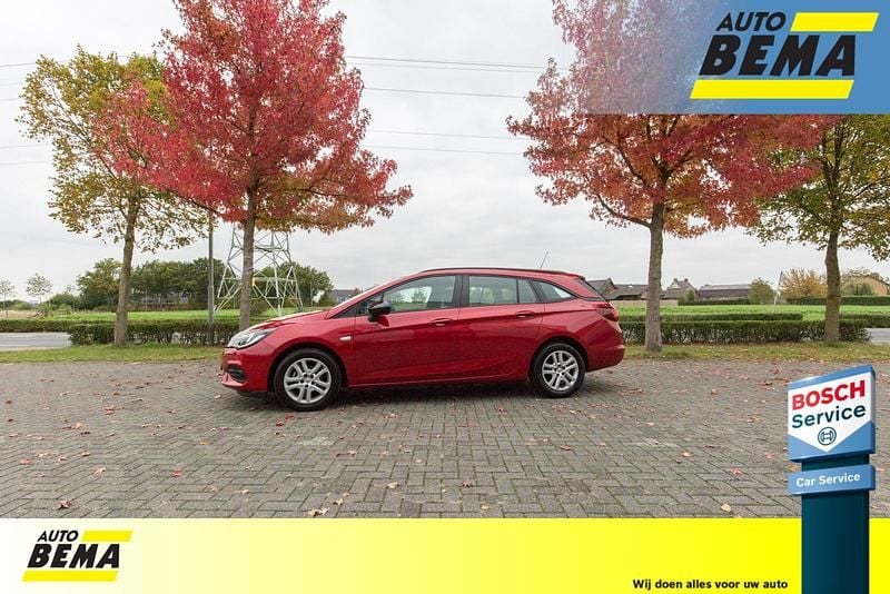 Rood Gebruikt 2022 Opel Astra Edition Stationwagen | € 13.250 (Super prijs) - Afbeelding 1/4