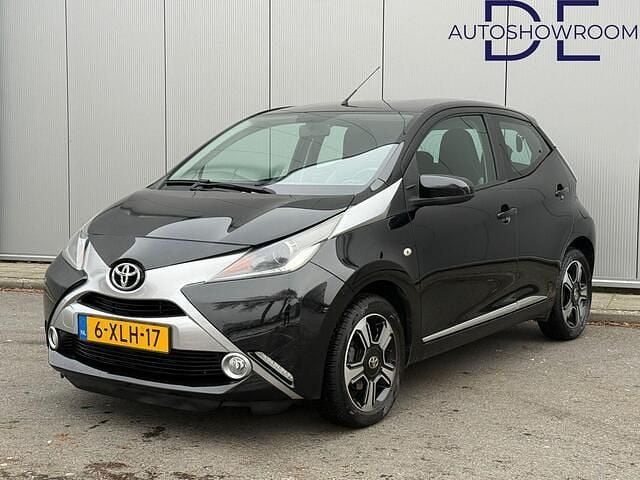 Zwart (metallic) Occasion 2014 Toyota Aygo X-play Hatchback | € 7.950 (Eerlijke prijs) - Afbeelding 1/4