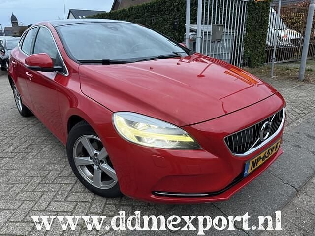 Rood Gebruikt 2017 Volvo V40 Momentum Hatchback | € 7.999 (Goede deal) - Afbeelding 1/4