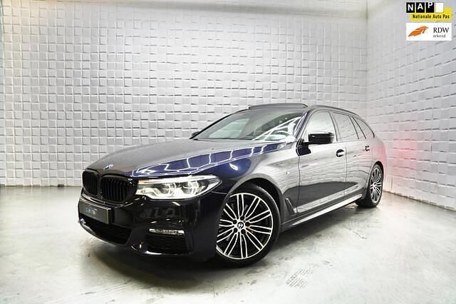 Zwart Gebruikt 2018 BMW 520 Executive Stationwagen | € 22.949 (Eerlijke prijs) - Afbeelding 1/4