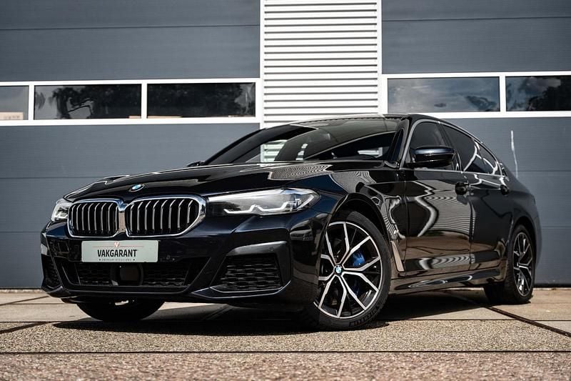 Zwart Occasion 2021 BMW 545e Executive Sedan | € 42.999 (Eerlijke prijs) - Afbeelding 1/4
