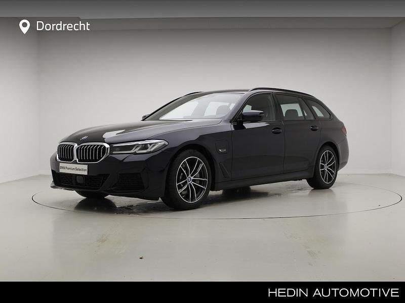 Zwart Occasion 2023 BMW 530e M Sport Stationwagen | € 47.495 (Iets duurder) - Afbeelding 1/3