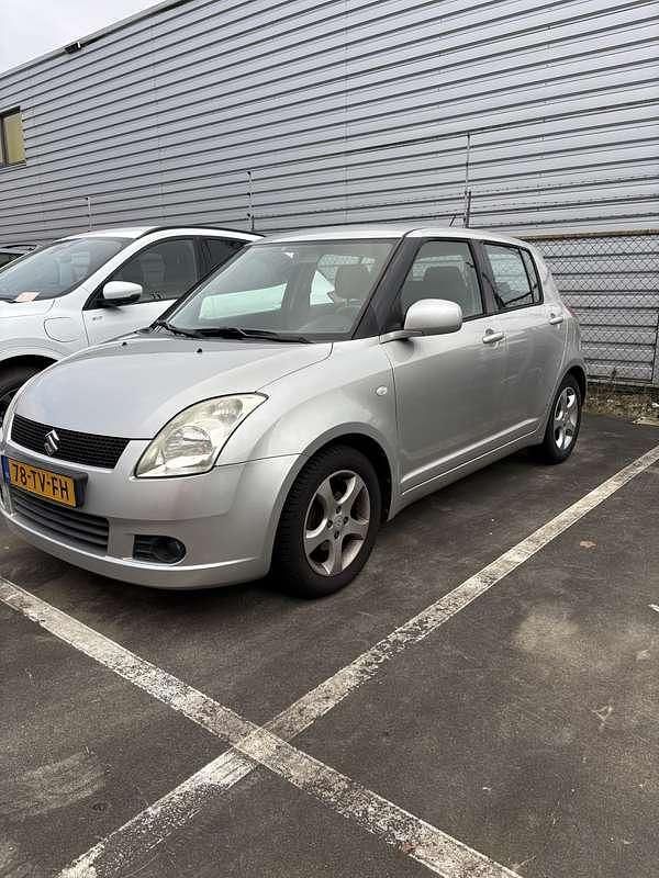 Grijs Occasion 2007 Suzuki Swift Hatchback | € 2.500 (Goede deal) - Afbeelding 1/4