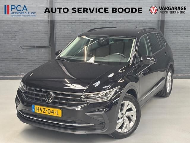 Zwart Gebruikt 2022 VW Tiguan Life SUV | € 31.425 (Goede deal) - Afbeelding 1/4