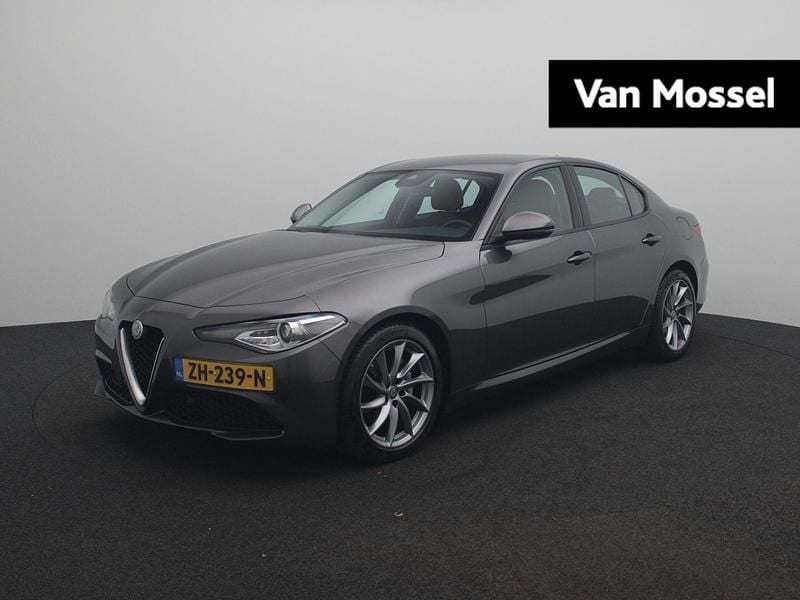 Grijs Gebruikt 2019 Alfa Romeo Giulia Super Sedan | € 21.640 (Goede deal) - Afbeelding 1/4