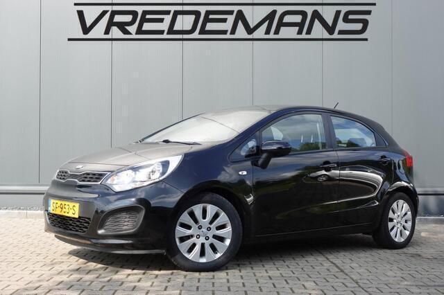 Zwart, metallic lak Gebruikt 2013 Kia Rio Comfort Hatchback | € 4.450 (Goede deal) - Afbeelding 1/4