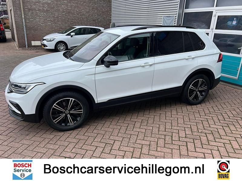 Wit Occasion 2023 VW Tiguan Business SUV | € 30.950 - Afbeelding 1/4