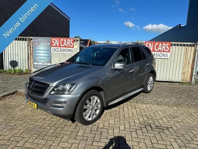 Grijs Gebruikt 2011 Mercedes 300 Edition SUV | € 11.500 - Afbeelding 1/4