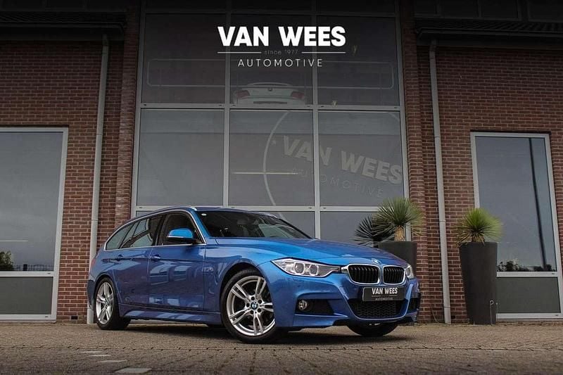 Blauw, metallic lak Gebruikt 2013 BMW 320 Executive Stationwagen | € 13.950 - Afbeelding 1/3