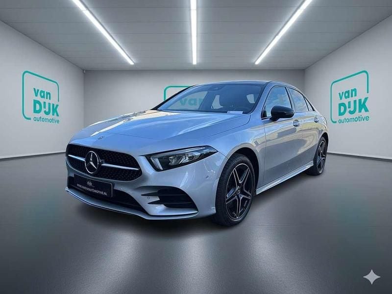 Grijs (metallic) Gebruikt 2022 Mercedes A250 AMG line Sedan | € 30.950 (Goede deal) - Afbeelding 1/4
