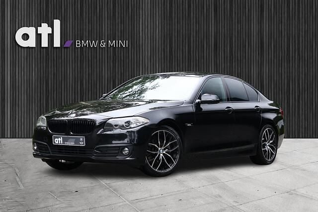 Zwart, metallic lak Gebruikt 2016 BMW 520 Luxury Line Sedan | € 21.950 (Eerlijke prijs) - Afbeelding 1/4