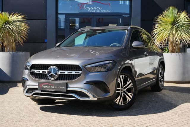 Grijs, metallic lak Gebruikt 2024 Mercedes GLA200 Edition 1 SUV | € 47.950 - Afbeelding 1/4