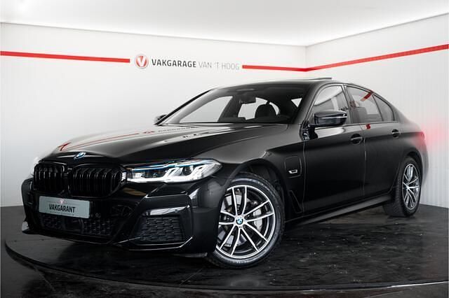 Zwart Gebruikt 2021 BMW 530e Executive Sedan | € 37.944 (Eerlijke prijs) - Afbeelding 1/4