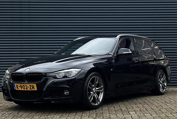 Zwart (metallic) Gebruikt 2019 BMW 320 M Sport Stationwagen | € 21.495 (Super prijs) - Afbeelding 1/4