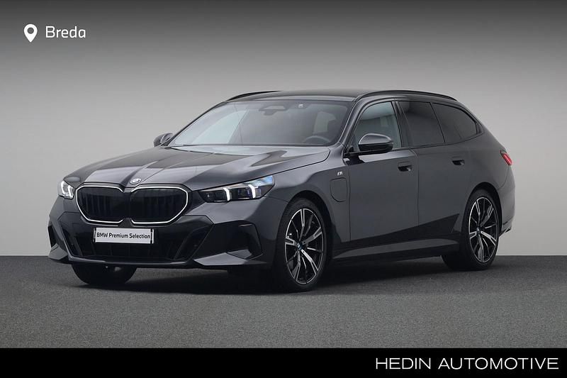 Grijs Gebruikt 2024 BMW 530e M Sport Stationwagen | € 78.880 - Afbeelding 1/4