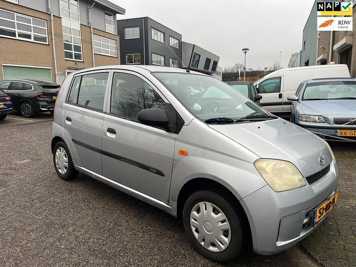 Grijs (metallic) Occasion 2003 Daihatsu Cuore Hatchback | € 995 (Eerlijke prijs) - Afbeelding 1/4