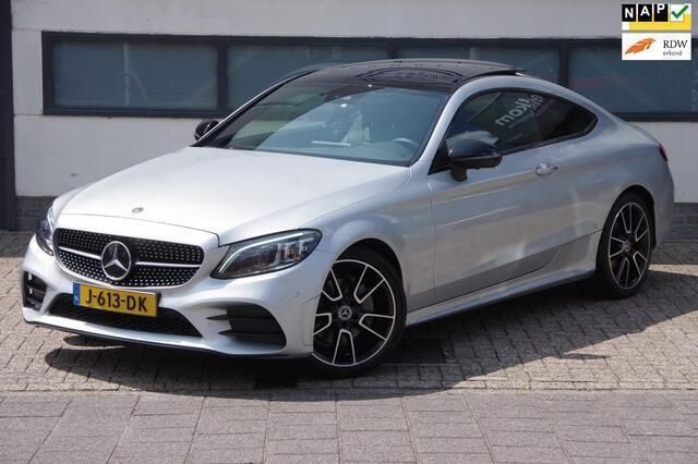 Grijs, metallic lak Gebruikt 2020 Mercedes C180 Premium Plus Coupé | € 37.950 (Duur) - Afbeelding 1/4