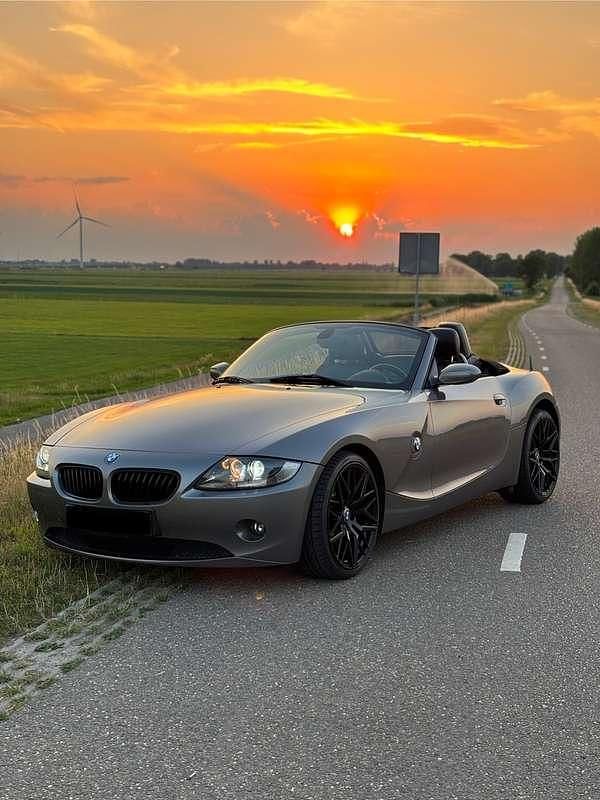 Grijs Gebruikt 2005 BMW Z4 Cabriolet | € 9.950 (Eerlijke prijs) - Afbeelding 1/4