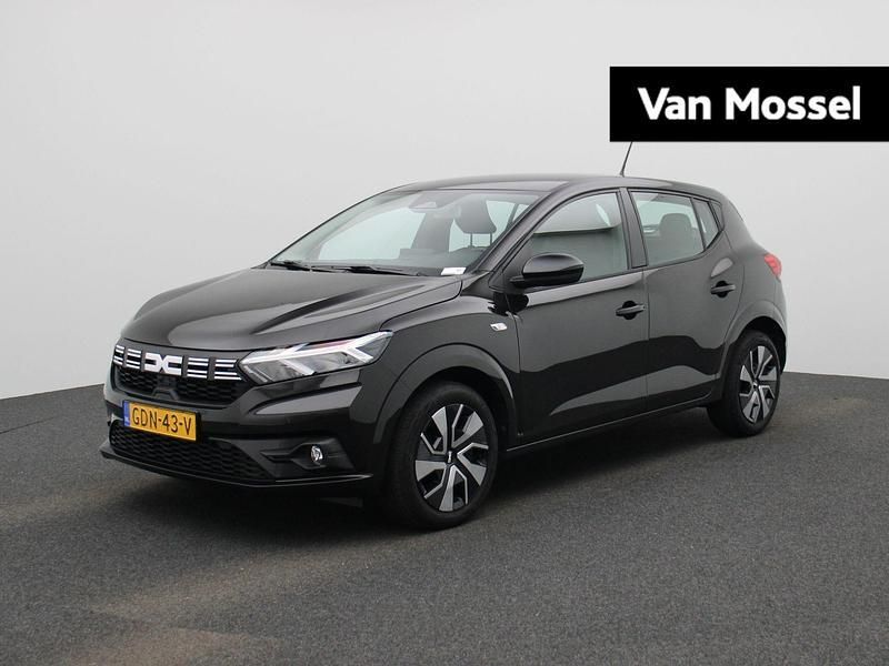 Zwart, metallic lak Gebruikt 2024 Dacia Sandero Expression Hatchback | € 19.935 (Eerlijke prijs) - Afbeelding 1/4
