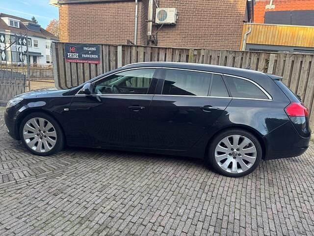 Zwart (metallic) Gebruikt 2012 Opel Insignia Sport Stationwagen | € 4.950 (Eerlijke prijs) - Afbeelding 1/4