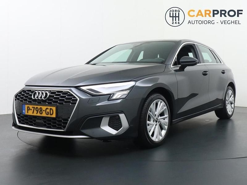 Grijs (metallic) Occasion 2022 Audi A3 Sportback Advanced Hatchback | € 20.395 (Super prijs) - Afbeelding 1/4