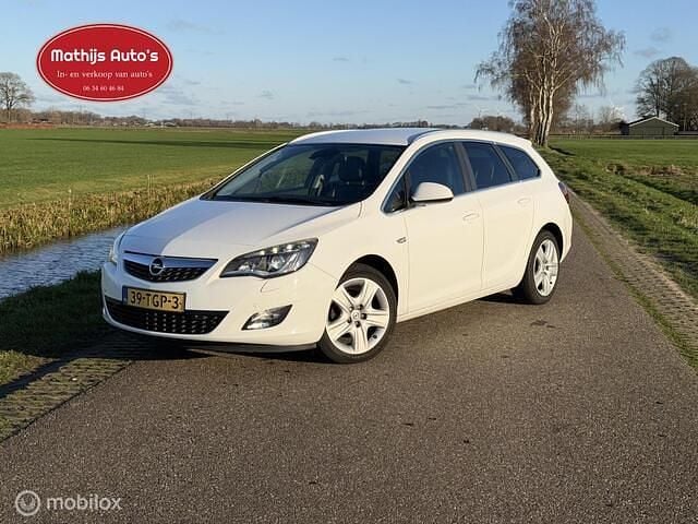 Wit Gebruikt 2012 Opel Astra Sport Stationwagen | € 3.950 (Eerlijke prijs) - Afbeelding 1/4