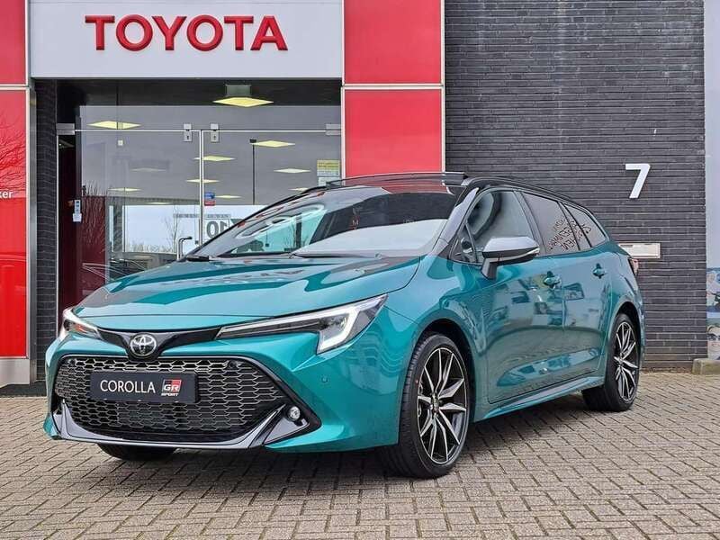Groen Nieuw 2025 Toyota Corolla Sport Stationwagen | € 43.489 (Duur) - Afbeelding 1/4