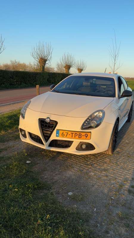 Wit Gebruikt 2012 Alfa Romeo Giulietta Distinctive Hatchback | € 12.000 (Duur) - Afbeelding 1/4