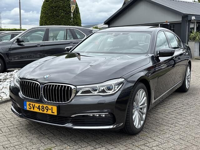 Grijs Gebruikt 2017 BMW 740 Executive Sedan | € 29.950 (Eerlijke prijs) - Afbeelding 1/4