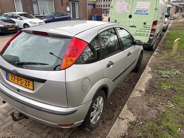 Occasion Ford Focus Futura 101 PK (74 kW) 2004 Grijs (metallic) Hatchback