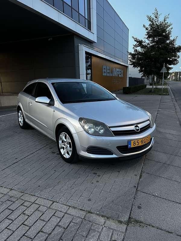 Zilver Occasion 2005 Opel Astra Enjoy Coupé | € 2.495 (Eerlijke prijs) - Afbeelding 1/4
