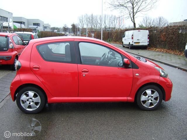 Occasion Toyota Aygo 68 PK (50 kW) 2009 Rood Hatchback