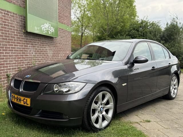 Grijs Gebruikt 2005 BMW 320 Sedan | € 3.745 (Eerlijke prijs) - Afbeelding 1/4