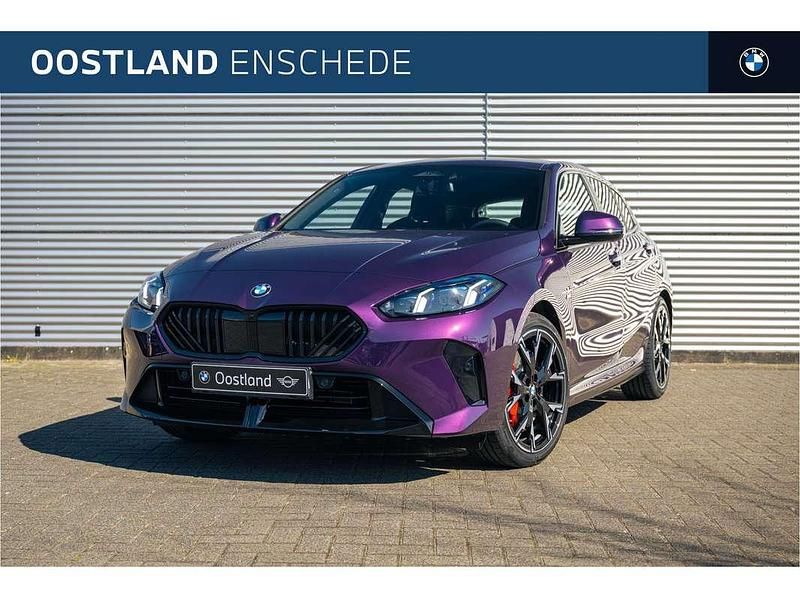 Paars, metallic lak Nieuw 2025 BMW 120 M Sport Hatchback | € 50.530 (Goede deal) - Afbeelding 1/4