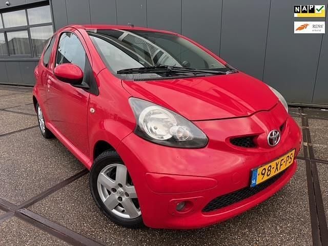 Rood Occasion 2007 Toyota Aygo Sport Hatchback | € 3.450 (Eerlijke prijs) - Afbeelding 1/4