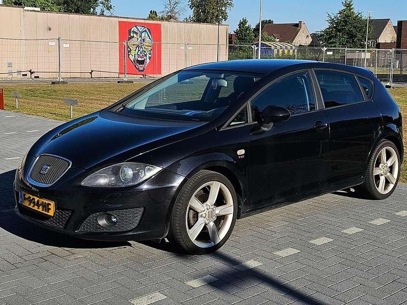Zwart Gebruikt 2011 Seat Leon Style MPV | € 3.799 (Goede deal) - Afbeelding 1/4