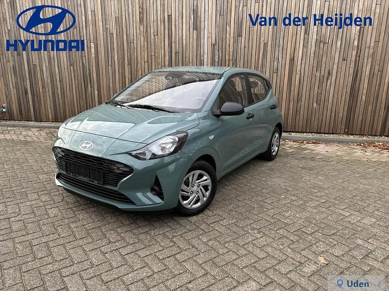 Groen (metallic) Occasion 2025 Hyundai i10 Comfort Hatchback | € 19.490 (Eerlijke prijs) - Afbeelding 1/4