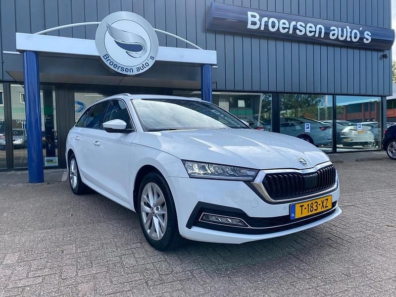 Wit Gebruikt 2023 Skoda Octavia Business Line Stationwagen | € 24.950 (Eerlijke prijs) - Afbeelding 1/4