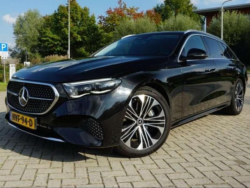 Zwart Gebruikt 2023 Mercedes E300 Advanced Plus Stationwagen | € 49.990 (Eerlijke prijs) - Afbeelding 1/4
