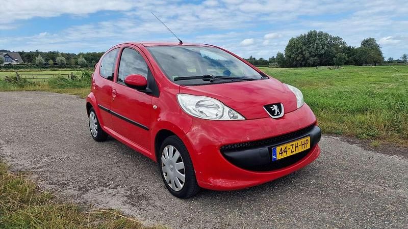 Rood Gebruikt 2008 Peugeot 107 Hatchback | € 1.750 (Goede deal) - Afbeelding 1/4