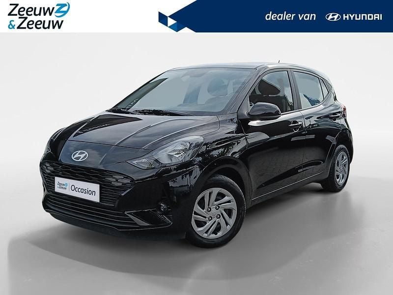 Phantom black (x5b) Gebruikt 2024 Hyundai i10 Comfort Hatchback | € 16.940 (Eerlijke prijs) - Afbeelding 1/4